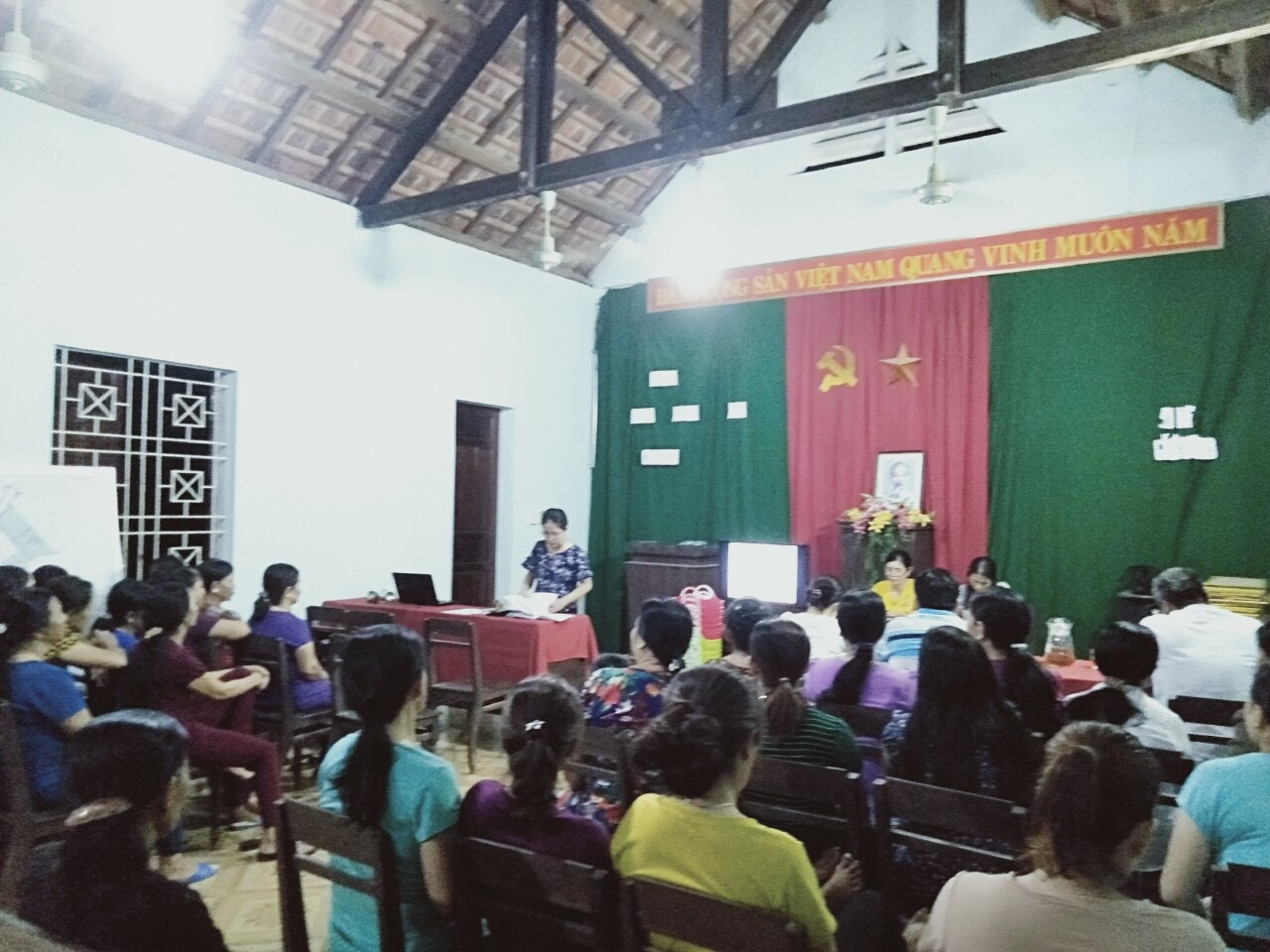 BS Nguyễn Thị Nga truyền thông về phòng bệnh Tăng huyết áp tại nhà họp thôn 10 xã Hương Xuân